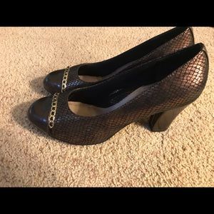 Soft Style Hush puppy heels. Size 9